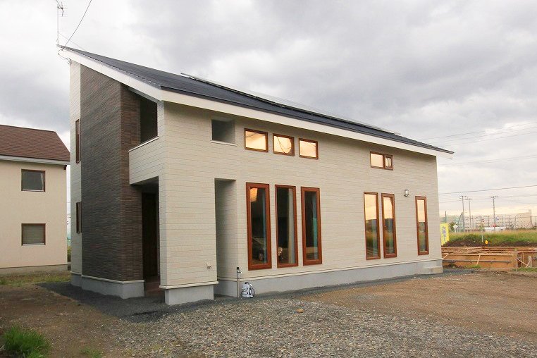 片流れ屋根が印象的な〈エコシア〉外観。