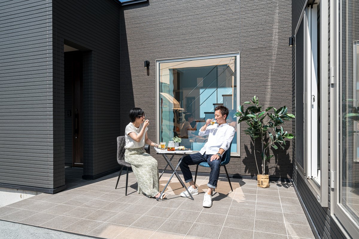 広いタイルテラスは、南からの海風を感じながら涼んだり、友人たちを呼んでBBQも。