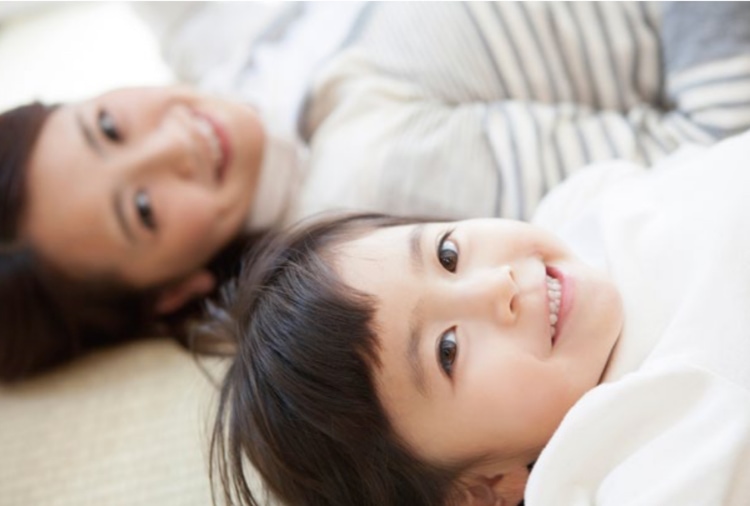 写真:暖かい家で暮らす家族のイメージ