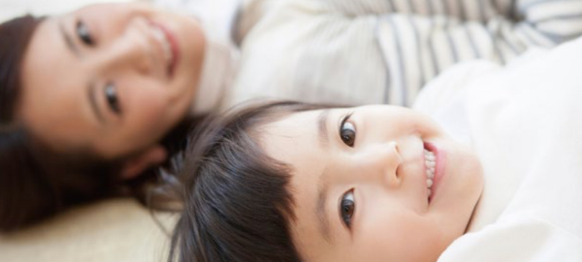 写真:暖かい家で暮らす家族のイメージ