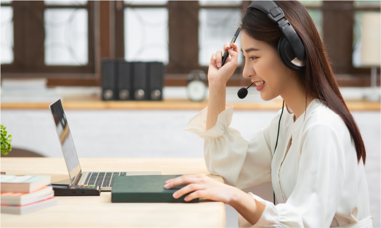 写真：電話をする女性