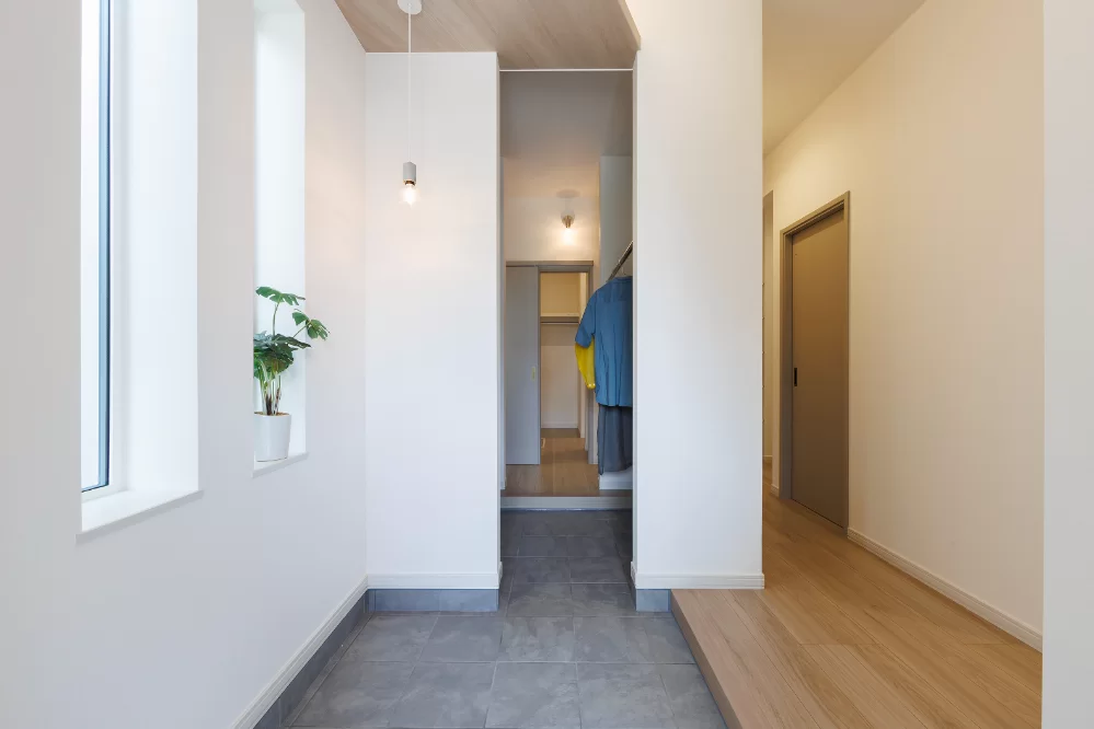 【ホワイト×グレーで整える、家事動線の美しい家“Wash(ウォッシュ) ”】千歳市大和3丁目｜モデ…