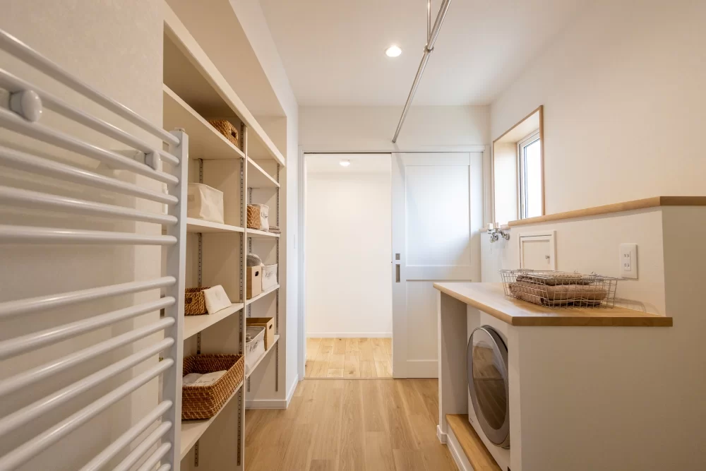 【ホワイト×グレーで整える、家事動線の美しい家“Wash(ウォッシュ) ”】千歳市大和3丁目｜モデ…