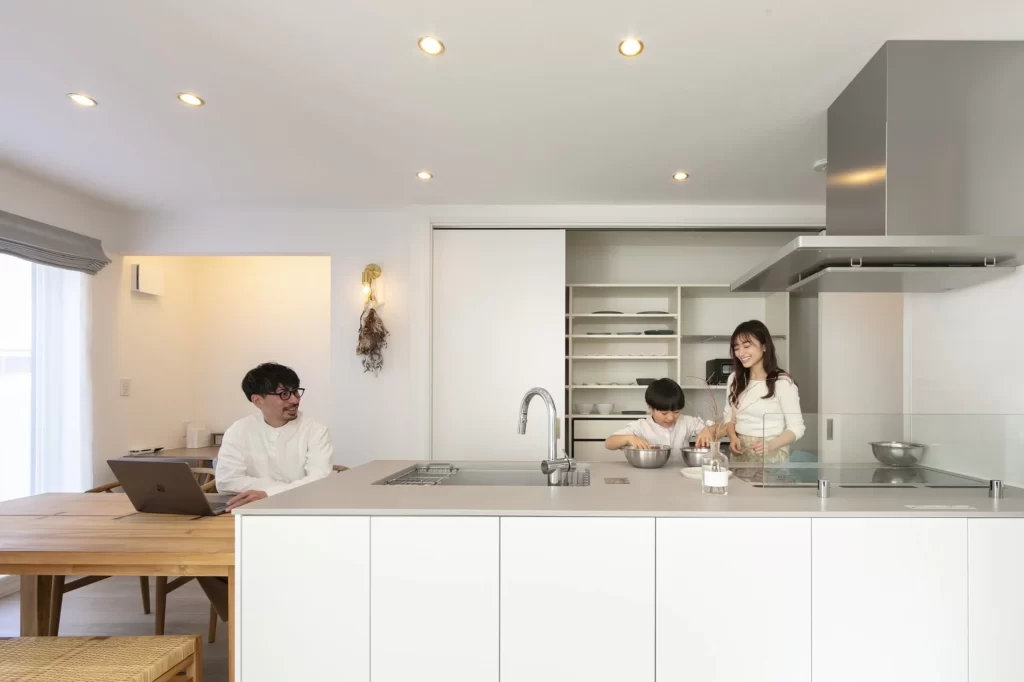 【落ち着いた白、家族がつながるリビング】東光8条8丁目｜モデルハウス-CLARTE(クラルテ)-